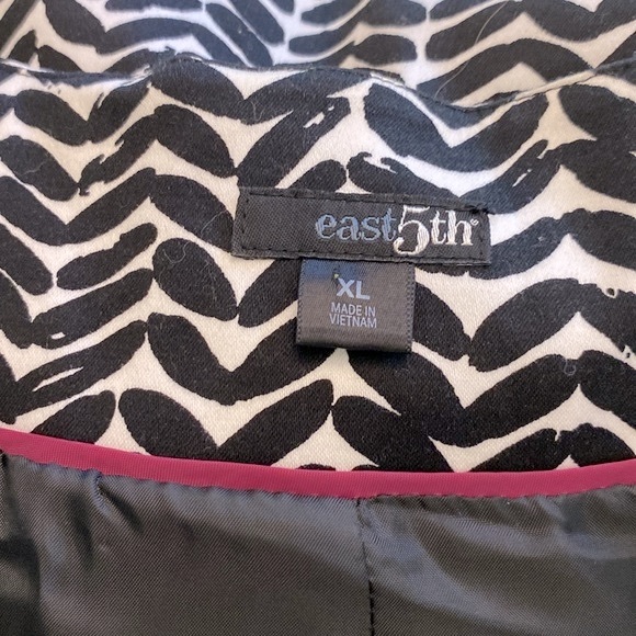 East 5th woman’s black and white patterned, belted, coat dress, button closure - Picture 7 of 13